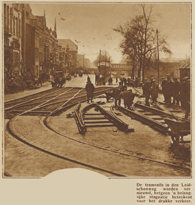 871659 Gezicht op de aanleg van nieuwe tramrails op de Leidseweg te Utrecht, vanaf de Catharijnesingel.